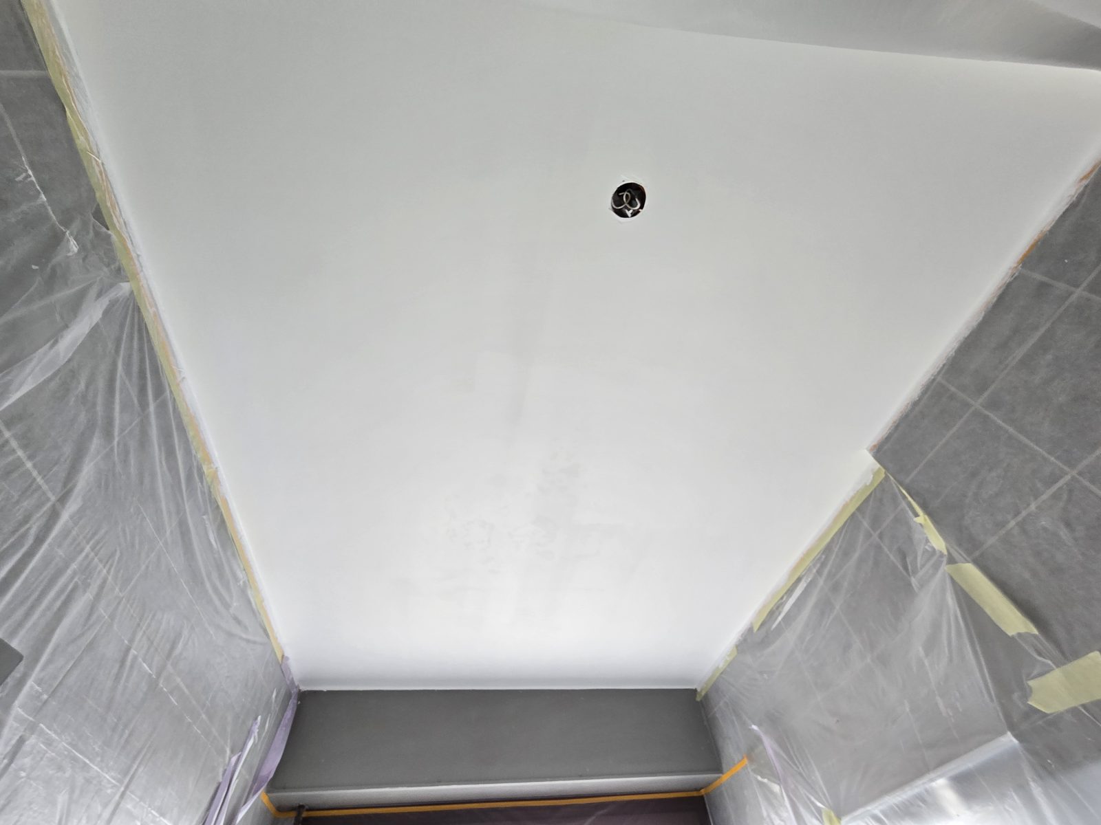 Plafond de salle de bain pendant les travaux de peinture ACS Déco