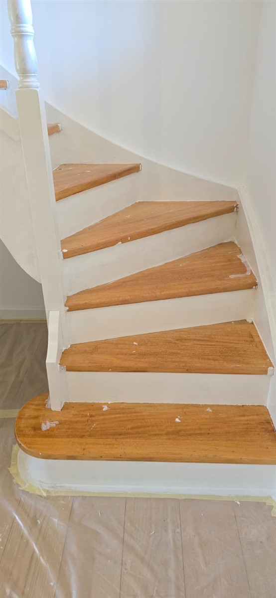 Marches de départ d'escalier pendant les travaux de peinture ACS Déco