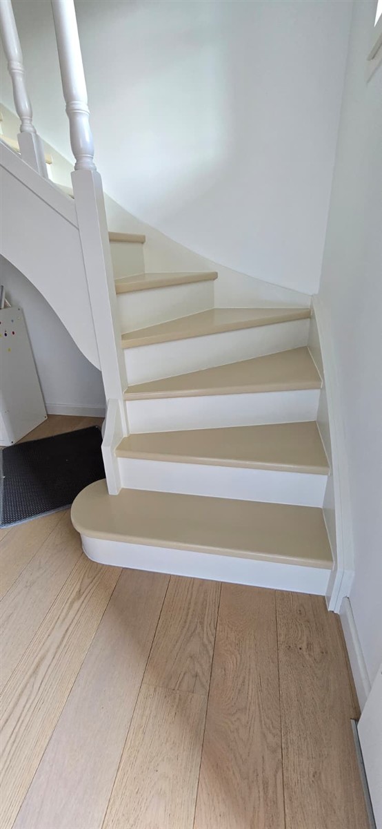 Marches de départ d'escalier peintes beige et blanc ACS Déco