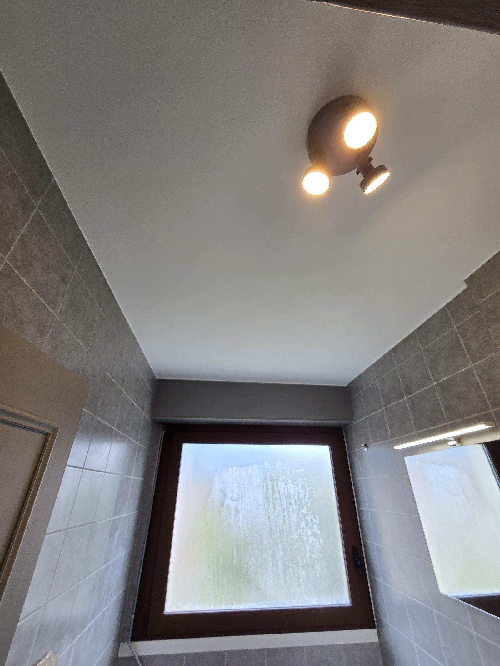 Plafond de salle de bain repeint en blanc finition nette ACS Déco