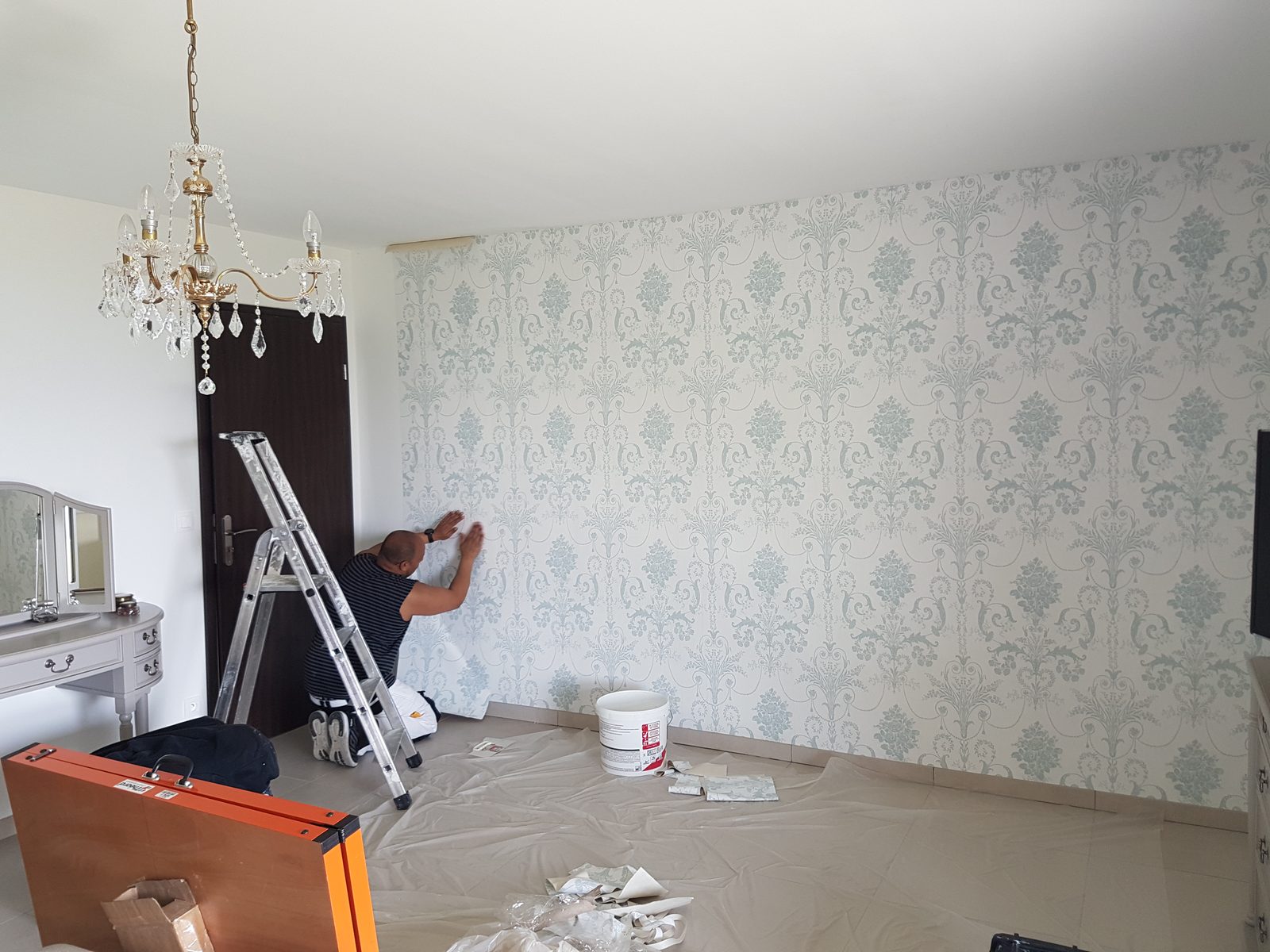 Mur entièrement tapissé papier peint posé ACS Déco