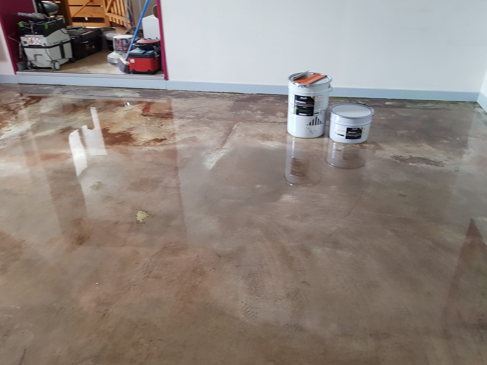 Dalle béton avec barrière anti-humidité en résine avant pose ACS Déco