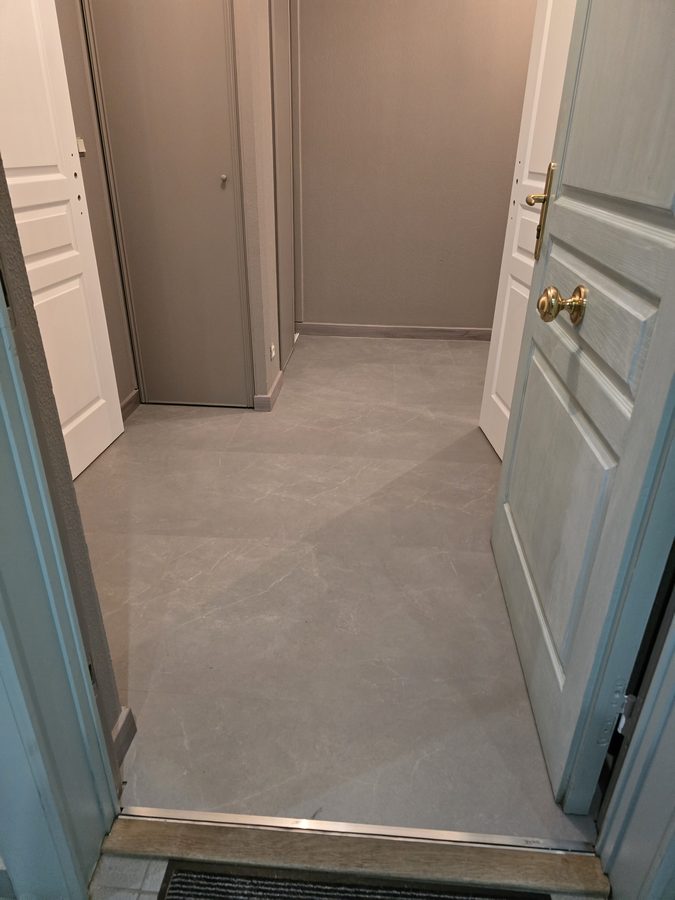 Pose dalle LVT couloir entrée finition