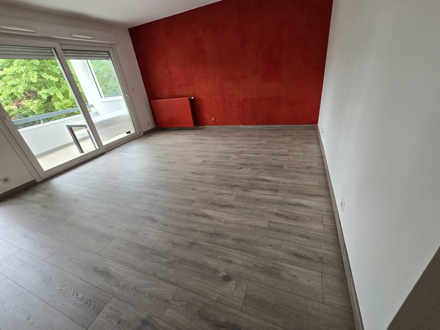 Pose lame LVT Bonneville mur rouge
