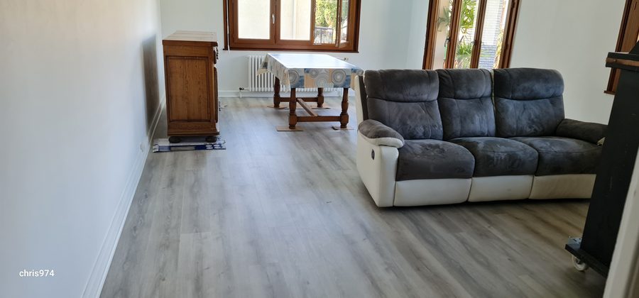 Pose sol LVT gris clair maison