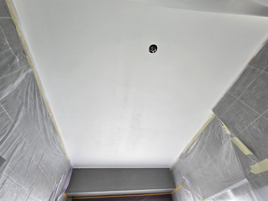 Peinture plafond chantier en cours